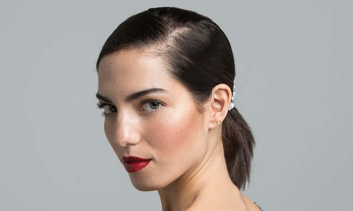 Una sencilla coleta con adornos puede ser un peinado para boda excepcional. Elijas el complemento que elijas fíjalo con un poco de la Laca Elnett de L’Oréal Paris y quédate tranquila durante horas.